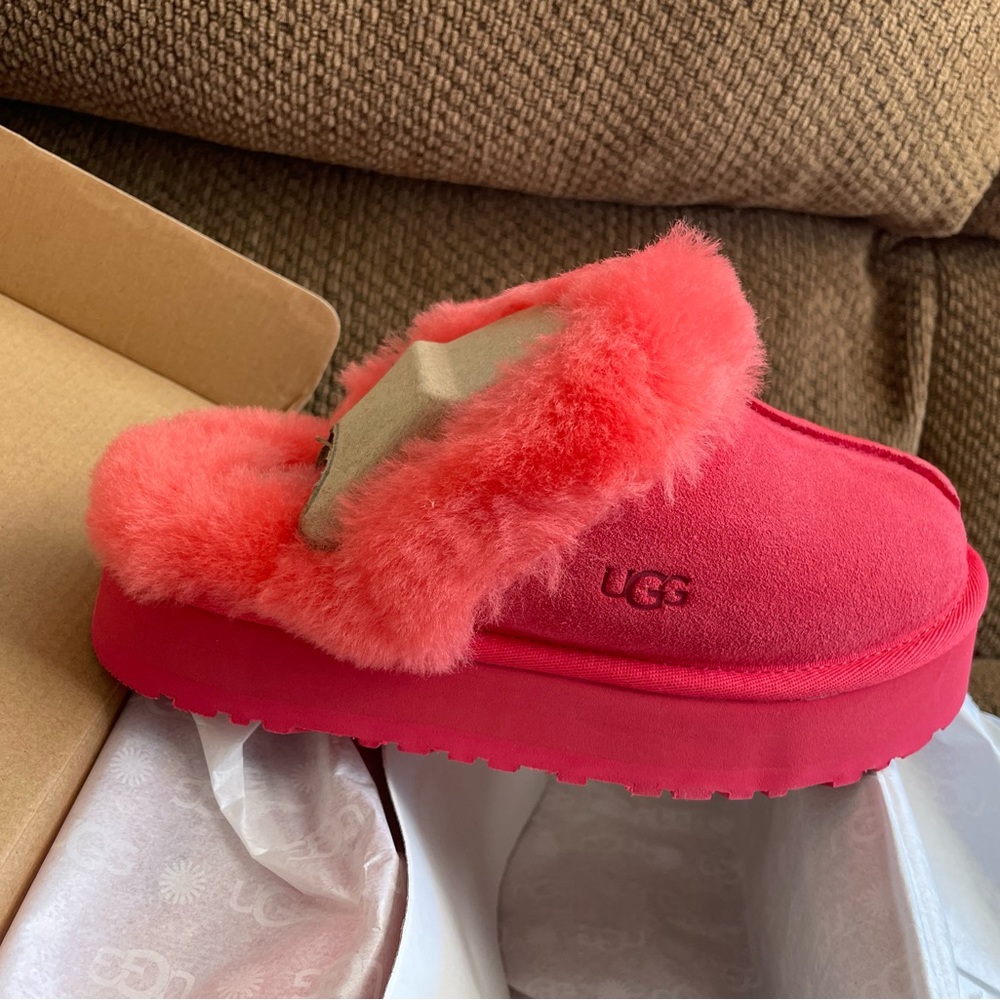 UGG | Disquette Platform Slippers In Hibiscus Pink NEW
In Box size 6